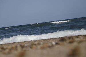 rugueux mer avec beaucoup vagues, non tout droit horizon, il se sent comme vous sont balancement sur le vagues photo