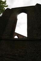 ruiné église, ruines de une église cette a été une fois frappé par foudre dans oud niedorp, le Pays-Bas photo