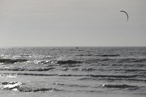 plage dans le hiver, kite surf, dans le Pays-Bas photo