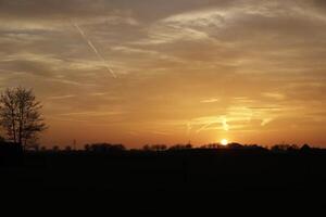 coloré le coucher du soleil dans le Pays-Bas photo