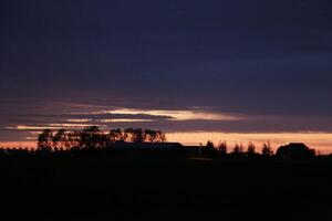 le coucher du soleil dans le Pays-Bas, des nuages, couleurs photo