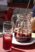 Espagnol nourriture et boissons, délicieux Sangria, du vin avec des fruits photo