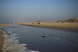 incroyable, jamais vu il avant, la glace sur le sel l'eau et sable, plage, Nord mer, hiver dans le Pays-Bas photo