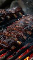 grésillant rôti à la broche vache côtes, irrésistible un barbecue délice photo
