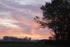 nuageux lever du soleil dans le Pays-Bas photo