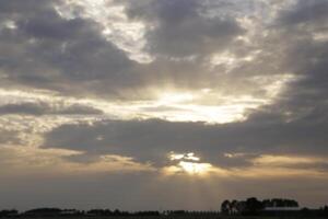 le coucher du soleil dans le Pays-Bas, des nuages, couleurs photo