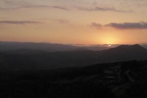 lever du soleil dans le montagnes de périana, Espagne photo