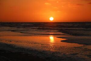 le coucher du soleil à Vlieland, néerlandais île dans le mer photo