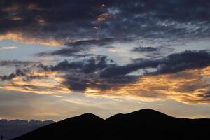 le coucher du soleil dans le montagnes de Espagne photo