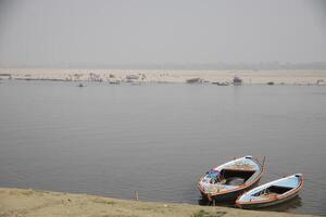 pêche bateaux sur le ganga rivière, Varanasi, Inde photo