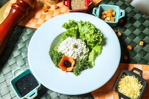 recouvert de brocoli blanc assiette avec fromage Garniture photo