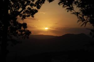 le coucher du soleil derrière le montagnes, Espagne photo