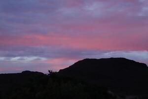 le coucher du soleil dans le montagnes de Espagne photo