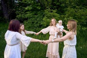 cinq femmes de différent âge sont encerclant dans une Danse photo