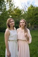 deux femmes étreinte et pose contre le Contexte de la nature photo