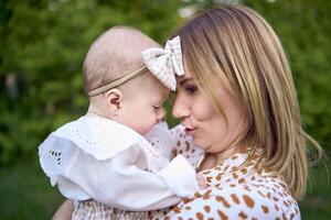 les mères avec leur minuscule bébé sur une pique-nique photo