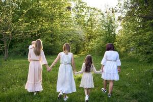 famille portrait de deux femmes et leur Trois les enfants photo