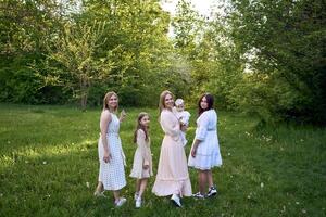 famille portrait de deux femmes et leur Trois les enfants photo