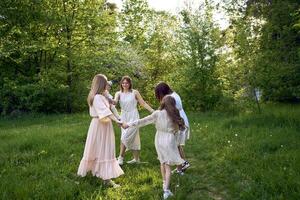 cinq femmes de différent âge sont encerclant dans une Danse photo