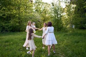 cinq femmes de différent âge sont encerclant dans une Danse photo