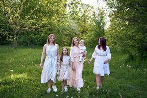 famille portrait de deux femmes et leur Trois les enfants photo