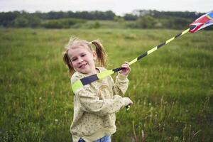 une peu fille eu emmêlé dans une cerf-volant queue photo