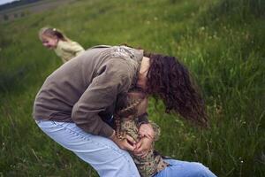 mère pièces capture en haut avec sa filles photo