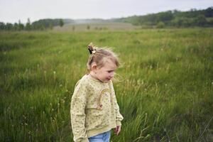 mère pauses en haut le les enfants qui sont combat dans le pluie dans le champ photo