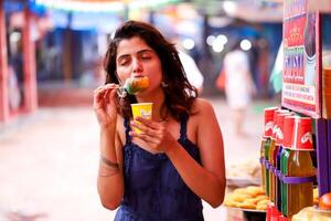 magnifique Jeune Dame en mangeant parfumé coloré la glace vas-y photo