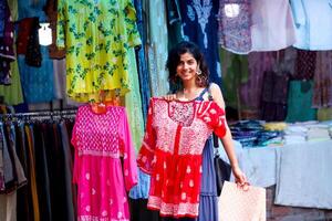 magnifique sexy femme en portant rouge Couleur lakhnavi Haut dans main tandis que à la recherche à caméra photo