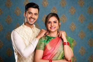 une mignonne Indien couple attacher Collier à le sien épouse tandis que posant dans de face de caméra photo