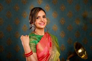 charmant Dame dans sari pendant diwali Festival posant dans de face de le caméra photo