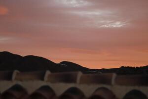 le coucher du soleil dans le montagnes de Espagne photo