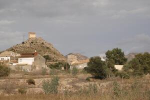 le long de le almanzora rivière, le village et sur Haut de le Montagne le Père Noël Barbara église photo