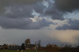 le coucher du soleil dans le Pays-Bas, des nuages, couleurs photo