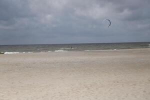 plage, sable, mer, village caresser à le Nord mer, le Pays-Bas, photo
