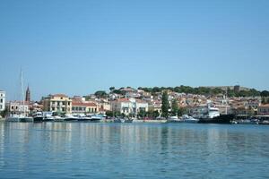 confortable port dans une village de les lesbiennes, Grèce photo