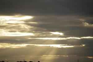 le coucher du soleil dans le Pays-Bas, des nuages, couleurs photo