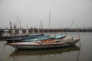 pêche bateaux sur le ganga rivière, Varanasi, Inde photo