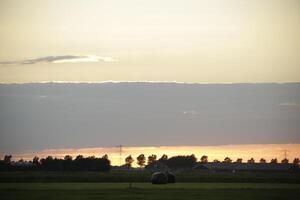le coucher du soleil dans le Pays-Bas, des nuages, couleurs photo