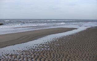 faible marée, plage dans le hiver, Pays-Bas photo