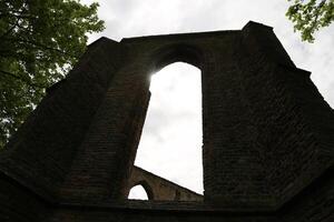 ruiné église, ruines de une église cette a été une fois frappé par foudre dans oud niedorp, le Pays-Bas photo