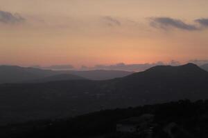 lever du soleil dans le montagnes de périana, Espagne photo