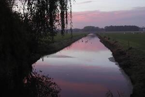 nuageux lever du soleil dans le Pays-Bas photo