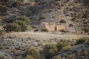 se ruiner de une maison dans le montagnes photo