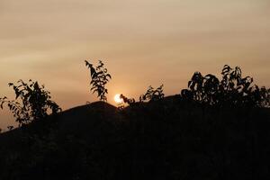 le coucher du soleil dans le montagnes, Espagne photo