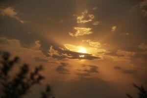 le coucher du soleil dans le Pays-Bas, des nuages, couleurs photo