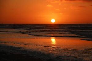 coloré le coucher du soleil à vlieland une néerlandais île photo