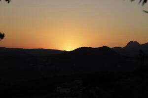 lever du soleil dans le montagnes de Espagne photo
