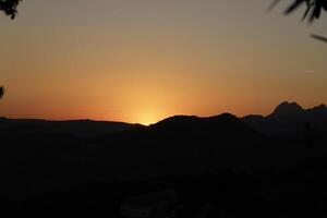 lever du soleil dans le montagnes de Espagne photo